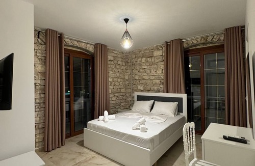 Qafe e Gjashtes Hotel | The White Troy