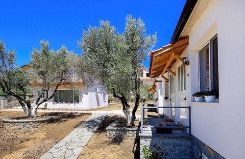 Berat House | tnCozy bungalow in charming Roshnik Village 104