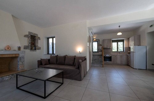 Lefktron Villa | Torri di Pietra Uno Mani Stoupa