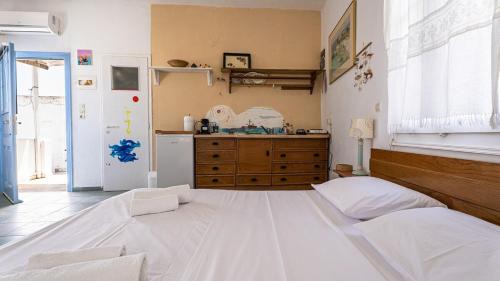 Lefkes Apartment | Traditional Art House in Lefkes by MPS - 1st Floor