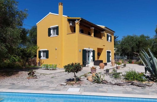 Agios Ioannis Villa | Tranquil retreat set in an old Olive grove