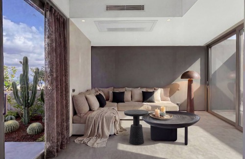 Oia Villa | Triangle Art Villa, Anzo Villas