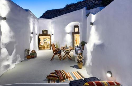 Megalochori Villa | Two Authentic Cave Houses with Private Courtyard Garden