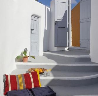 Megalochori Villa | Two Authentic Cave Houses with Private Courtyard Garden