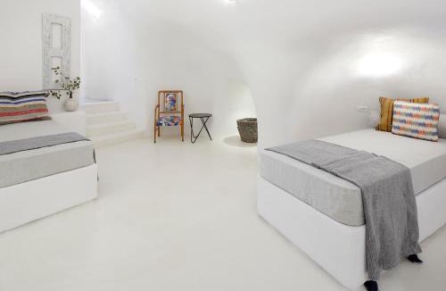 Megalochori Villa | Two Authentic Cave Houses with Private Courtyard Garden