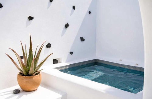 Vourvoulos Apartment | Two Gods Santorini Premium Jacuzzi Sea View Suites