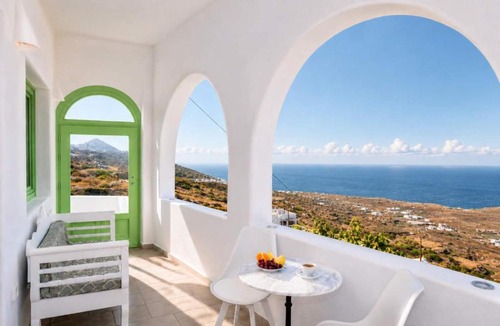 Vourvoulos Apartment | Two Gods Santorini Premium Jacuzzi Sea View Suites