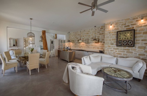 Pitsidia Villa | Unique & peaceful, nestled between mountains and sea, pool, jacuzzi, Wi-Fi.
