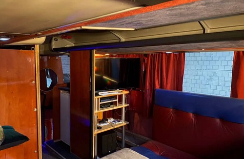 Blloku House | Unique Stay: Cozy Nightliner Tour Bus