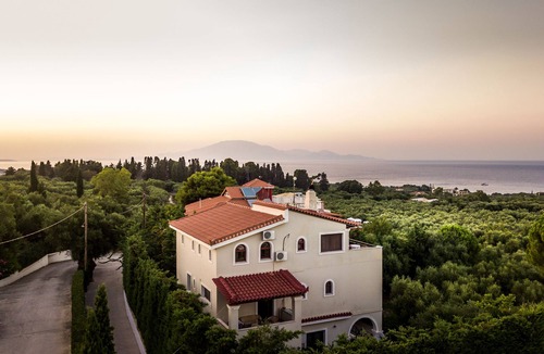 Akrotiri Villa | Unique View Villa Near to City