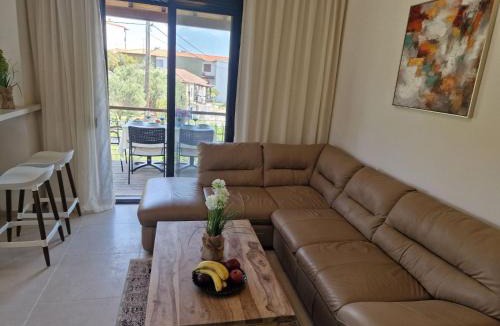 Kalamitsi Apartment | Valia's Kalamitsi Seaside Apartment
