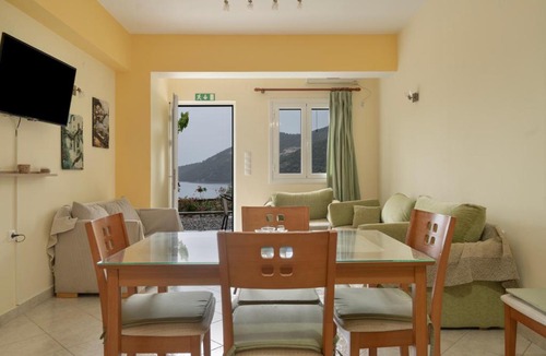 Mikros Gialos Apartment | Vardia Room