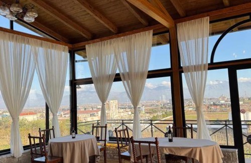 Rade House | Vila Shehi Guesthouse and Winery
