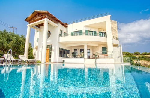 Hersonissos Centre Villa | Villa Alma Hersonissos/Infinity natural salty pool/just 4 min walk to the beach