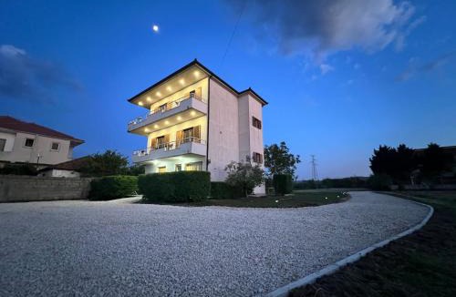 Mbrostar-Urë Villa | Villa Apollonia Guest House