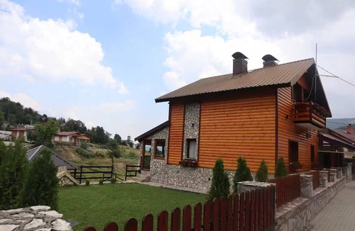 Restelicë House | Villa Beti - Lake Views, Mountain Air & Family Comfort