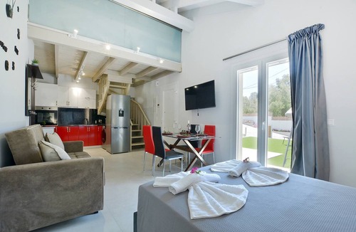 Dafnata Villa | Villa Bratou Aqua Sleeps 4 with Garden