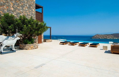 Plaka House | "Villa Dimitra" mit Infinity Pool by Interhome