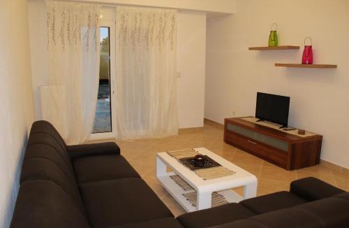 Alexandroupoli Apartment | Villa Dimitri - GardenSide Souterrain