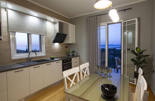 Frinion House | Villa Dimitris - The House Experience