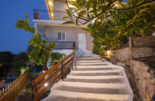 Frinion House | Villa Dimitris - The House Experience