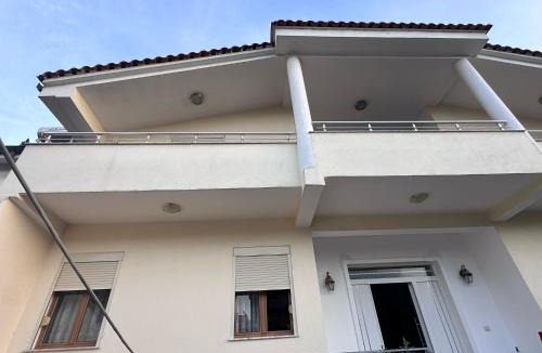 Elbasan Villa | Villa e Verdhe - Peaceful Family Retreat with Balcony