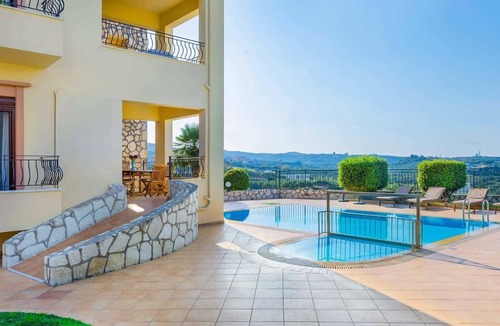 Kato Stalos Villa | villa few mins to beach & restaurants & bars