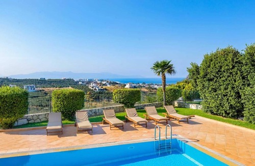 Kato Stalos Villa | villa few mins to beach & restaurants & bars