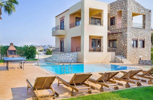 Kato Stalos Villa | villa few mins to beach & restaurants & bars