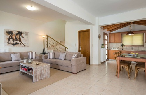 Georgioupolis Villa | Villa in Kournas Overlooking Giorgioupolis Bay