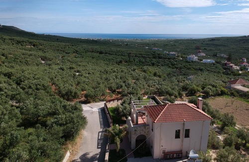 Spilia Villa | Villa Katerina,Ideally located, family Villa ,3br, 3 ensuite bathrs, salted pool