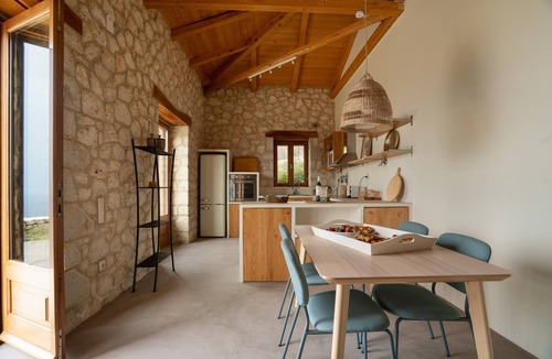 Tsoukaladhes Villa | Villa 'Melivaroni' with Sea View and Wi-Fi