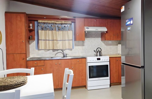 Vromonerion Villa | Villa 'Navarino Greek House' with Sea View, Wi-Fi and Air Conditioning
