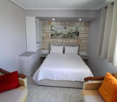 Piqeras Apartment | VILLA NEFELI