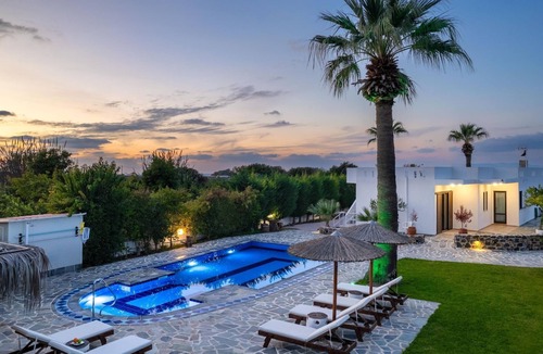Fanes House | "Villa Palmeras" mit eigenem Garten und Gr by Interhome
