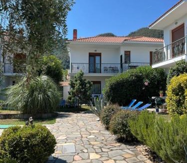 Chrisi Akti House | Villa Pearl