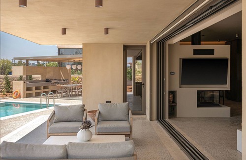 Maleme House | "Villa Portokalea", direkt am Meer by Interhome