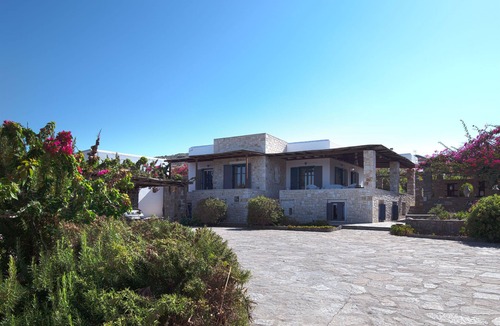 Ampelas House | Villa Sandstone by Rocks Estates