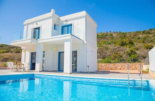 Skala Villa | Villa Seahorse: Large Private Pool, Walk to Beach, Sea Views, A/C, WiFi