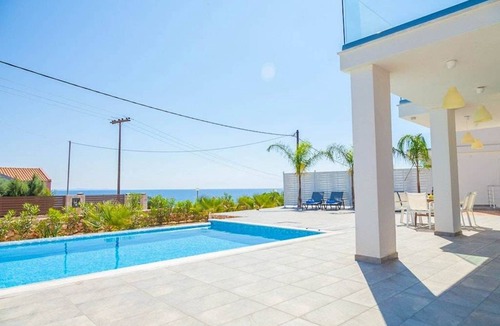 Skala Villa | Villa Seahorse: Large Private Pool, Walk to Beach, Sea Views, A/C, WiFi