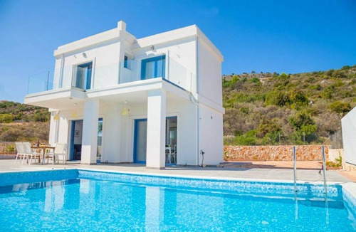 Skala Villa | Villa Seahorse: Large Private Pool, Walk to Beach, Sea Views, A/C, WiFi