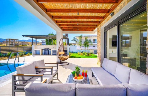Gennadi Villa | Villa Terra Magna Alba by Villa Plus
