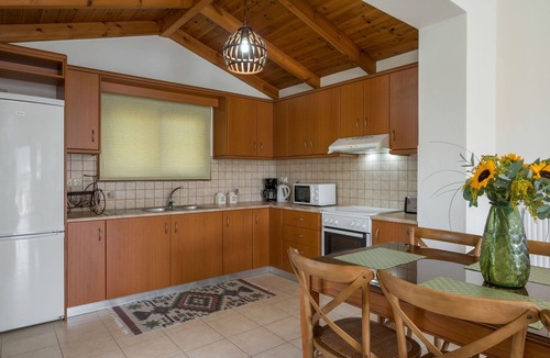 Kavallos Villa | Villa with View to Lake & White Mountains