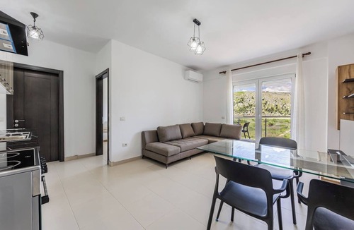 Shengjin Apartment | Waterfront Cozy Apartment | 1BR with Free Parking by PikHost