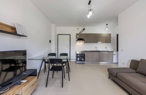 Shengjin Apartment | Waterfront Cozy Apartment | 1BR with Free Parking by PikHost