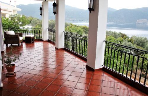 Skroponeria Villa | Waterfront Mediterranean Villa