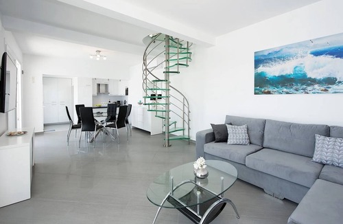 Pirgi Villa | We are Nikos and Litsa, passionate about travelling.