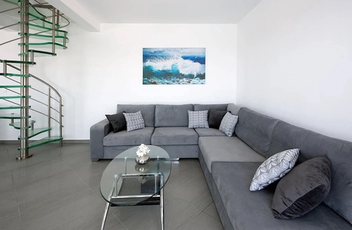 Pirgi Villa | We are Nikos and Litsa, passionate about travelling.