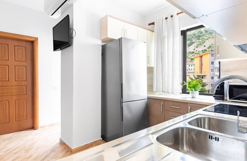 Lezhe Apartment | Welcoming AC one-bedroom with veranda - Dodo et Tartine