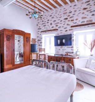 Ano Siros House | Whereabout Travels - Rustic house in Ano Syros